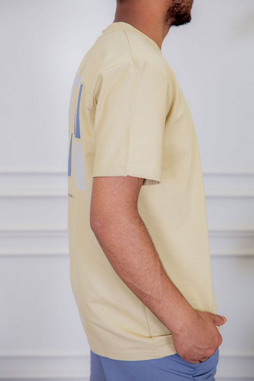 تيشيرت رجالي لون بيج مزين بكتابات من الأمام و الخلف