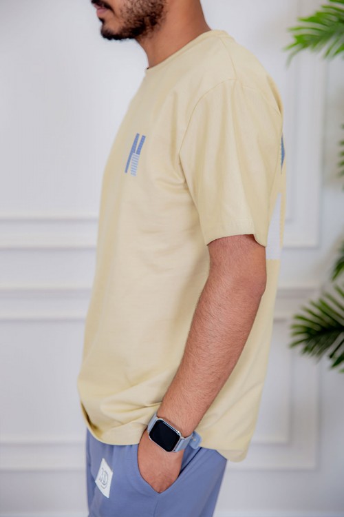 تيشيرت رجالي لون بيج مزين بكتابات من الأمام و الخلف