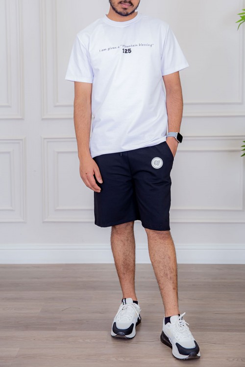 تيشيرت رجالي لون أبيض مزين بكتابات ملونة من الأمام