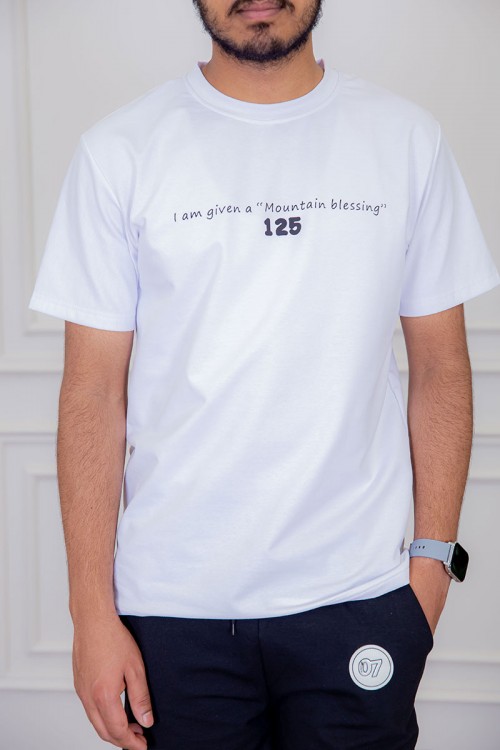 تيشيرت رجالي لون أبيض مزين بكتابات ملونة من الأمام