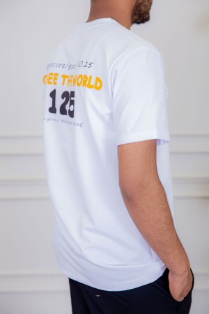 تيشيرت رجالي لون أبيض مزين بكتابات ملونة من الأمام