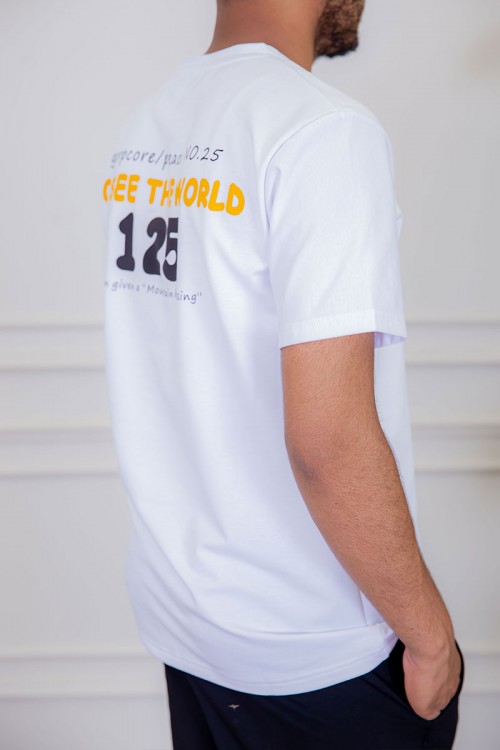 تيشيرت رجالي لون أبيض مزين بكتابات ملونة من الأمام