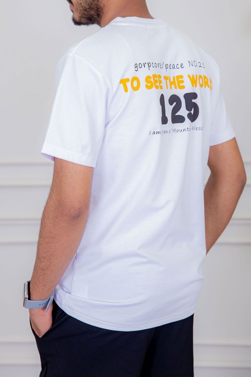 تيشيرت رجالي لون أبيض مزين بكتابات ملونة من الأمام