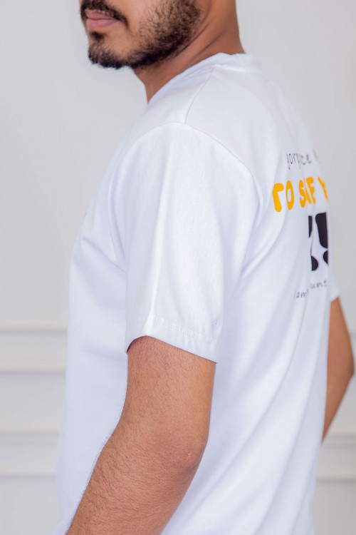 تيشيرت رجالي لون أبيض مزين بكتابات ملونة من الأمام