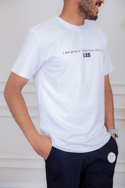 تيشيرت رجالي لون أبيض مزين بكتابات ملونة من الأمام