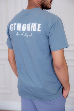 تيشيرت رجالي لون سماوي مزين بكتابات و رسومات ملونة من الأمام و الخلف 