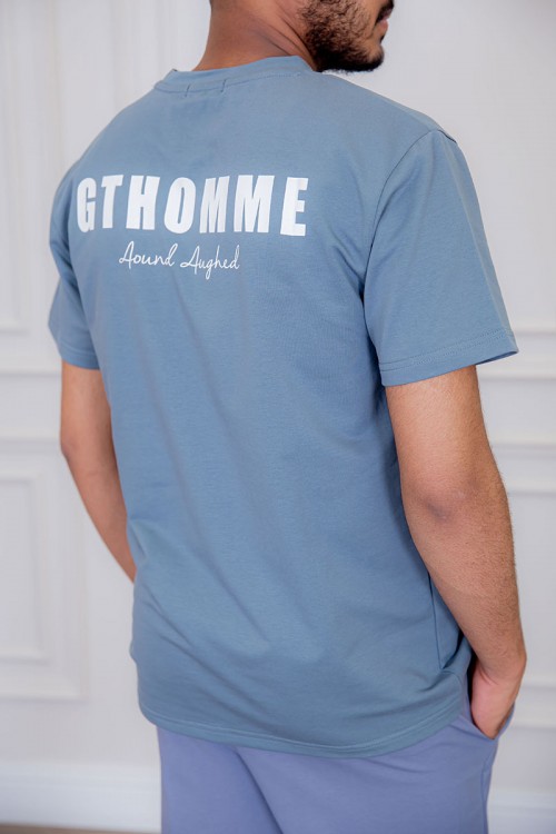 تيشيرت رجالي لون سماوي مزين بكتابات و رسومات ملونة من الأمام و الخلف