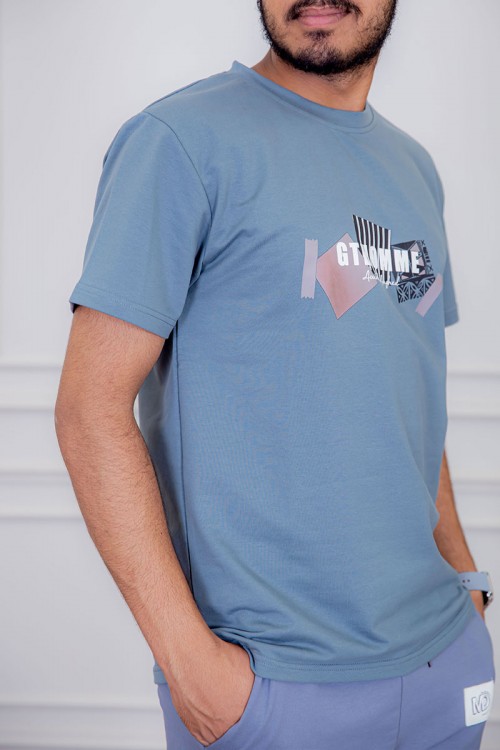 تيشيرت رجالي لون سماوي مزين بكتابات و رسومات ملونة من الأمام و الخلف