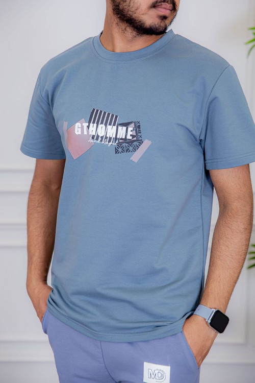تيشيرت رجالي لون سماوي مزين بكتابات و رسومات ملونة من الأمام و الخلف