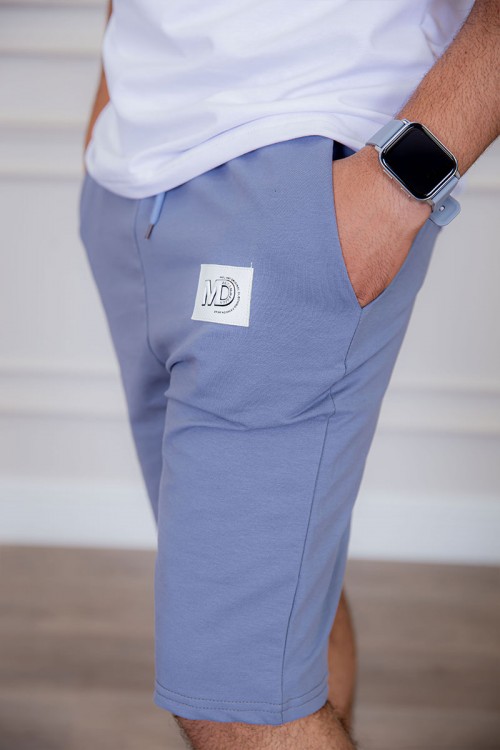 شورت رجالي لون سماوي بجيوب من الجانبين مزين بطبعة من الأمام ذو رباط في الخصر