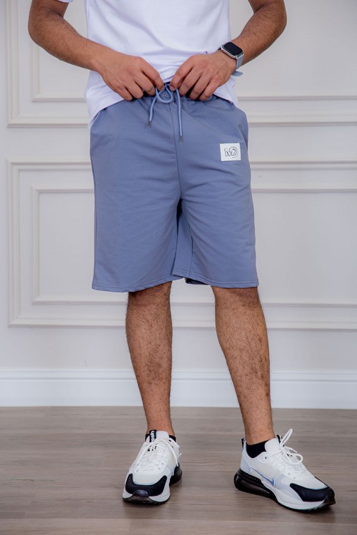 شورت رجالي لون سماوي بجيوب من الجانبين مزين بطبعة من الأمام ذو رباط في الخصر