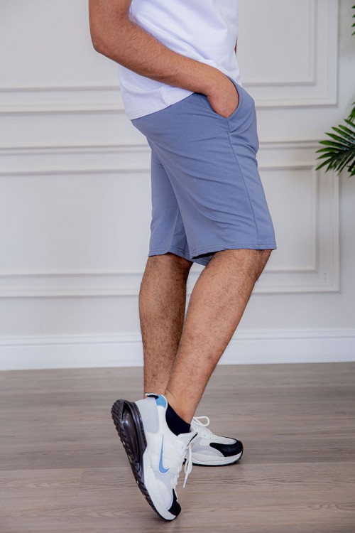 شورت رجالي لون سماوي بجيوب من الجانبين مزين بطبعة من الأمام ذو رباط في الخصر