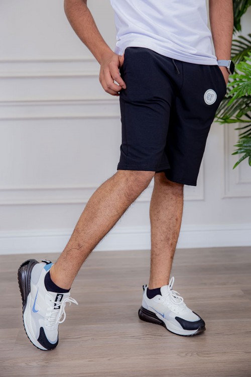 شورت رجالي لون أسود بجيوب من الجانبين مزين بطبعة من الأمام ذو رباط في الخصر