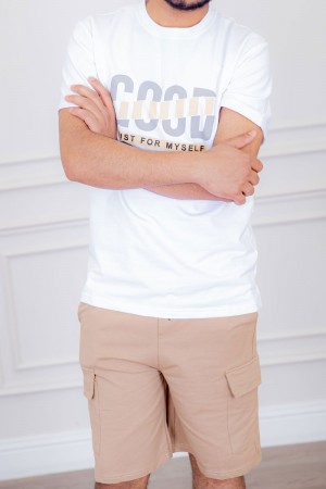 شورت رجالي لون بيج بجيوب من الجانبين و برباط في الخصر