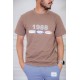تيشيرت رجالي لون بني فاتح  مزين بكتابات ملونة من الأمام