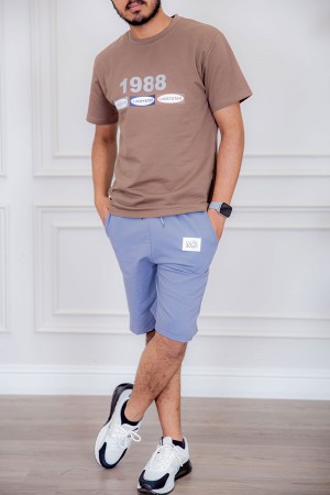 تيشيرت رجالي لون بني فاتح  مزين بكتابات ملونة من الأمام