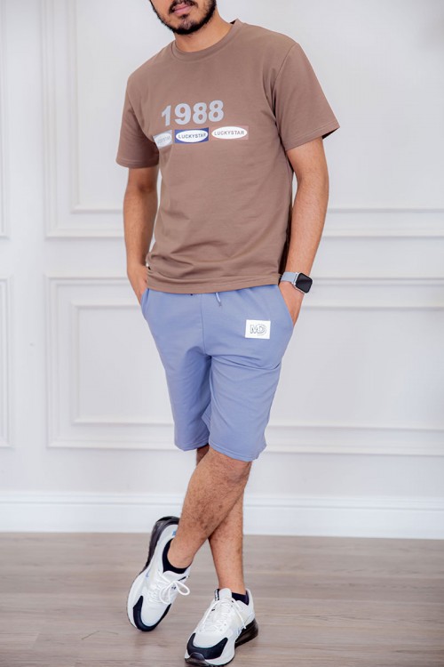 تيشيرت رجالي لون بني فاتح  مزين بكتابات ملونة من الأمام