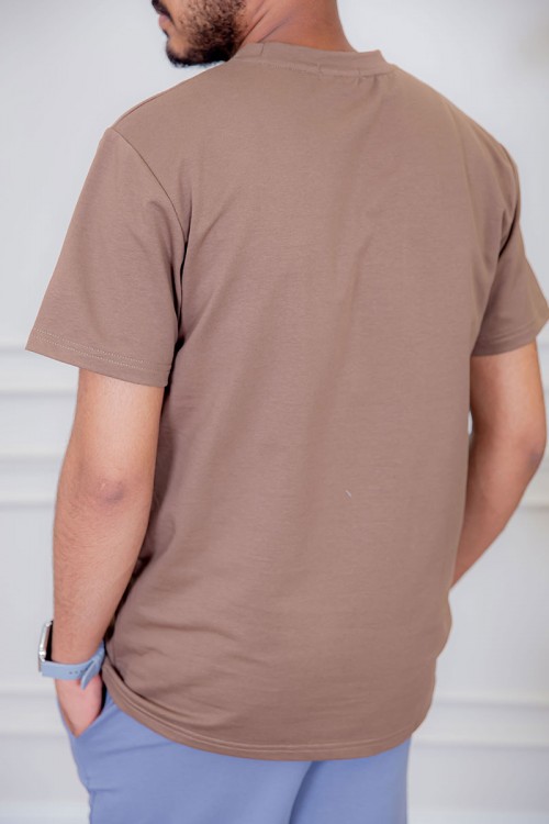 تيشيرت رجالي لون بني فاتح  مزين بكتابات ملونة من الأمام