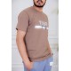 تيشيرت رجالي لون بني فاتح  مزين بكتابات ملونة من الأمام