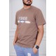 تيشيرت رجالي لون بني فاتح  مزين بكتابات ملونة من الأمام