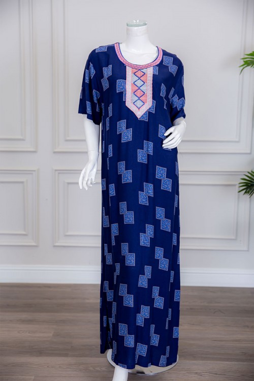 قميص نسائي طويل لون أزرق مزين بأشكال مربعة و بياقة كلفة مطرزة ذو أكمام ميدي