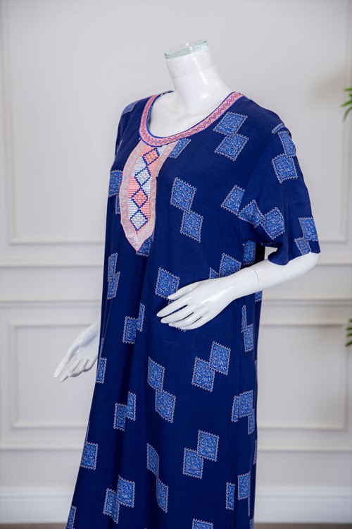 قميص نسائي طويل لون أزرق مزين بأشكال مربعة و بياقة كلفة مطرزة ذو أكمام ميدي