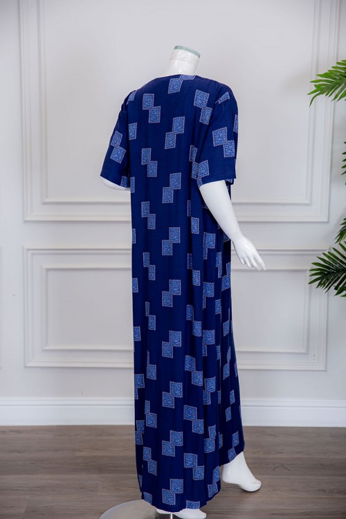 قميص نسائي طويل لون أزرق مزين بأشكال مربعة و بياقة كلفة مطرزة ذو أكمام ميدي