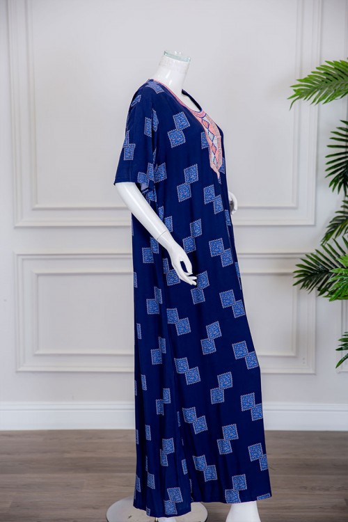 قميص نسائي طويل لون أزرق مزين بأشكال مربعة و بياقة كلفة مطرزة ذو أكمام ميدي