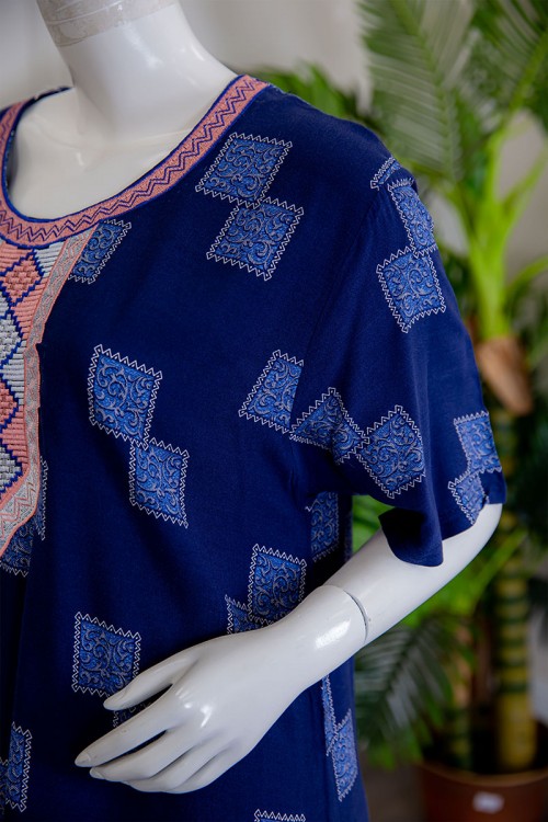 قميص نسائي طويل لون أزرق مزين بأشكال مربعة و بياقة كلفة مطرزة ذو أكمام ميدي