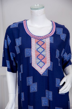 قميص نسائي طويل لون أزرق مزين بأشكال مربعة و بياقة كلفة مطرزة ذو أكمام ميدي