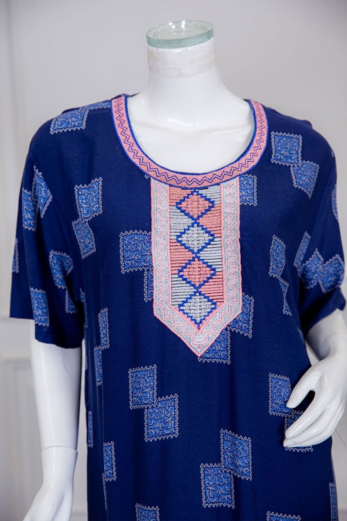 قميص نسائي طويل لون أزرق مزين بأشكال مربعة و بياقة كلفة مطرزة ذو أكمام ميدي