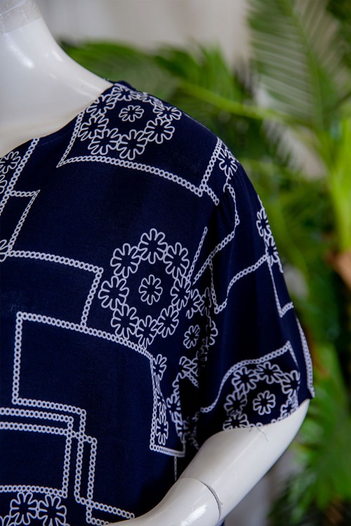 قميص نسائي طويل لون كحلي مزين برسومات مختلفة ياقة دائرية بأزرار من الأمام ذو أكمام قصيرة