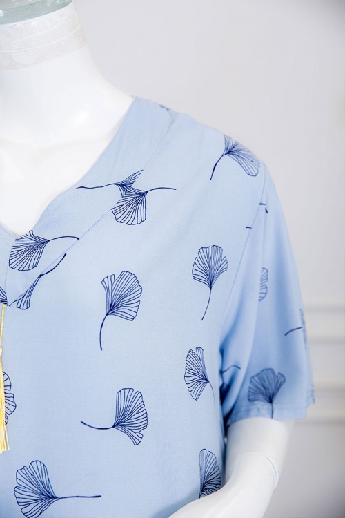 قميص نسائي طويل لون سماوي مزين برسومات ياقة قصة سبعة بخيوط صفراء منسدلة ذو أكمام ميدي