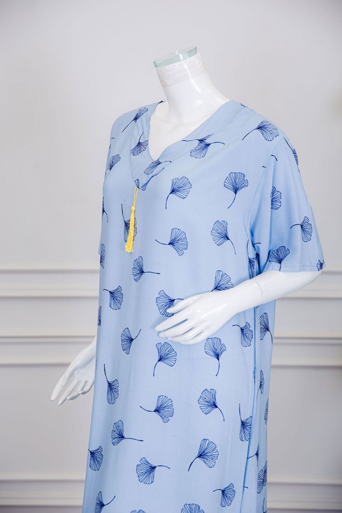 قميص نسائي طويل لون سماوي مزين برسومات ياقة قصة سبعة بخيوط صفراء منسدلة ذو أكمام ميدي