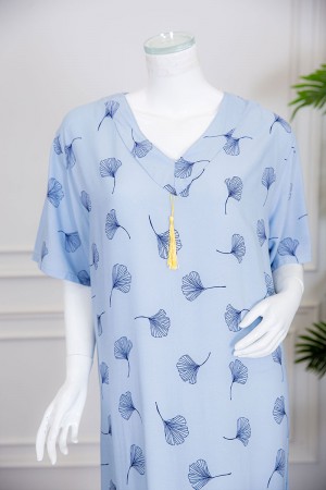 قميص نسائي طويل لون سماوي مزين برسومات ياقة قصة سبعة بخيوط صفراء منسدلة ذو أكمام ميدي