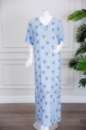 قميص نسائي طويل لون سماوي مزين برسومات ياقة قصة سبعة بخيوط صفراء منسدلة ذو أكمام ميدي