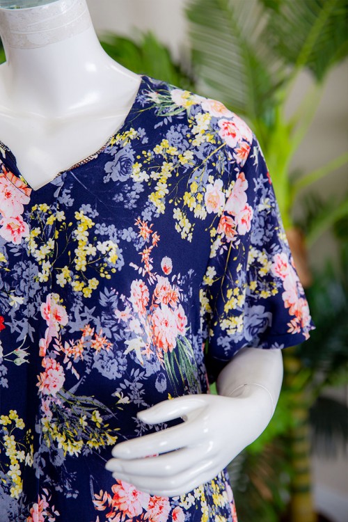 قميص نسائي طويل لون كحلي مشجر ياقة بقصة سبعة ذو أكمام قصيرة