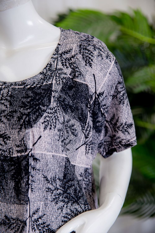 قميص نسائي طويل لون رمادي مزين بمربعات و أغصان الشجر ذو ياقة دائرية و أكمام قصيرة