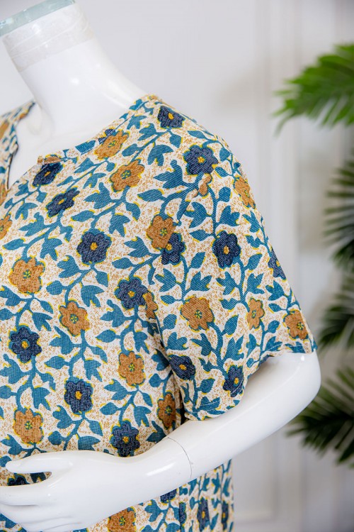 قميص نسائي لون بيج مزين بالورود الملونة ياقة قصة سبعة و أكمام ميدي