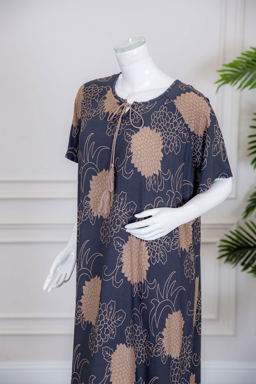 قميص نسائي لون كحلي مزين برسومات باللون البني ياقة دائرية برباط و أكمام قصيرة