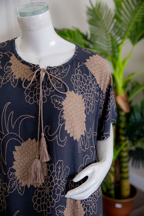 قميص نسائي لون كحلي مزين برسومات باللون البني ياقة دائرية برباط و أكمام قصيرة