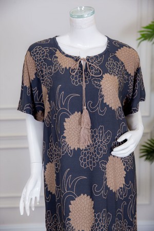 قميص نسائي لون كحلي مزين برسومات باللون البني ياقة دائرية برباط و أكمام قصيرة 