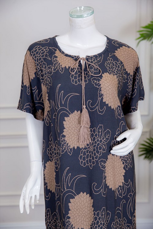 قميص نسائي لون كحلي مزين برسومات باللون البني ياقة دائرية برباط و أكمام قصيرة