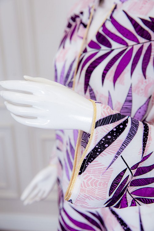 جلابية نسائية طويلة لون أبيض مشجر بدرجات اللون الموف ياقة عالية بقصة سبعة و أكمام طويلة