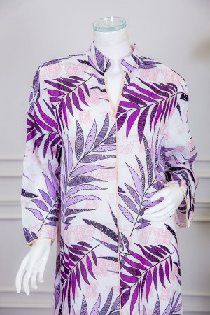 جلابية نسائية طويلة لون أبيض مشجر بدرجات اللون الموف ياقة عالية بقصة سبعة و أكمام طويلة 