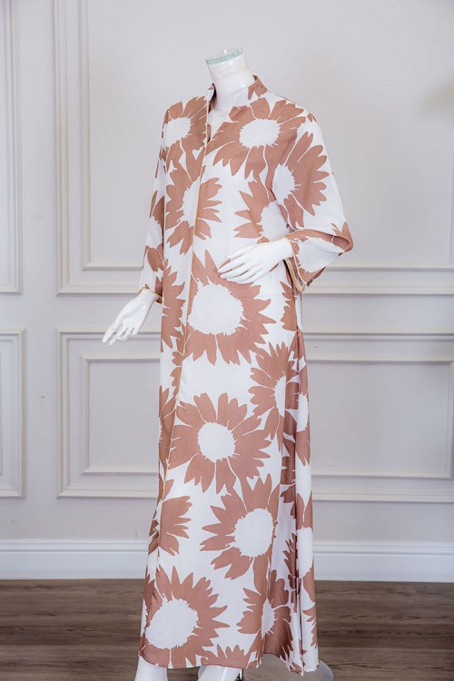 جلابية نسائية طويلة لون أبيض مشجر باللون البيج الغامق ياقة عالية بقصة سبعة و أكمام طويلة