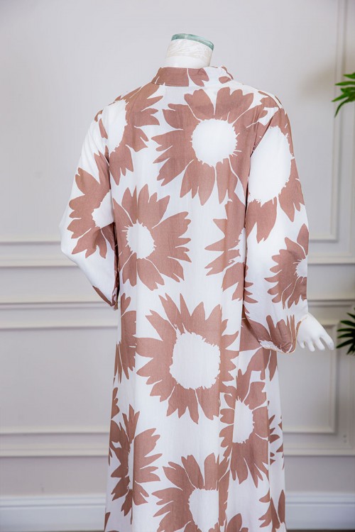 جلابية نسائية طويلة لون أبيض مشجر باللون البيج الغامق ياقة عالية بقصة سبعة و أكمام طويلة