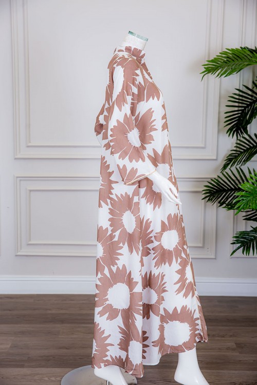 جلابية نسائية طويلة لون أبيض مشجر باللون البيج الغامق ياقة عالية بقصة سبعة و أكمام طويلة