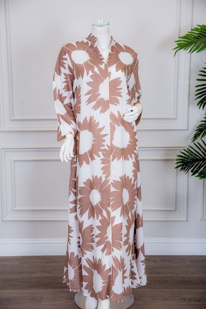 جلابية نسائية طويلة لون أبيض مشجر باللون البيج الغامق ياقة عالية بقصة سبعة و أكمام طويلة 