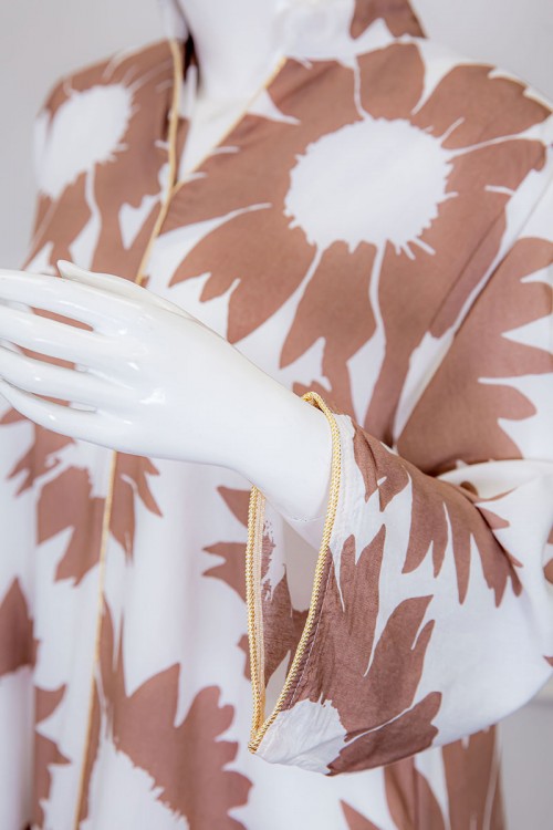 جلابية نسائية طويلة لون أبيض مشجر باللون البيج الغامق ياقة عالية بقصة سبعة و أكمام طويلة